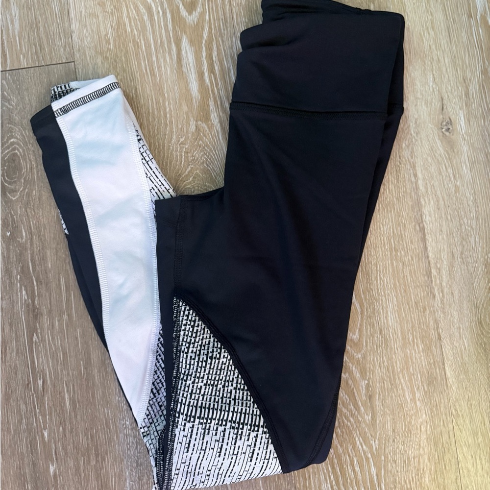 Under Armour Women's ColdGear Size 00 Leggings black leggings with white accents
